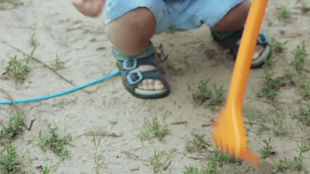 Baby beim Picknick — Stockvideo