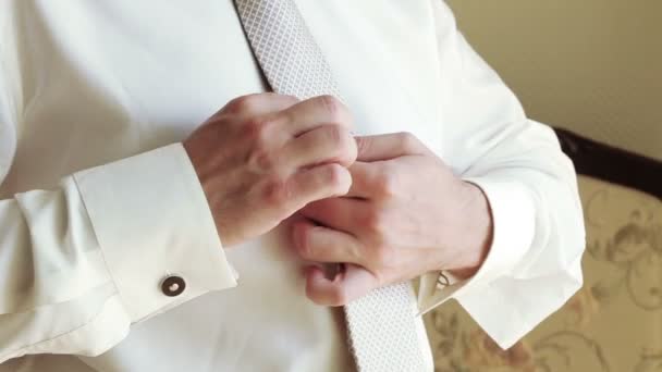 Kol düğmeleri ve kravat — Stok video