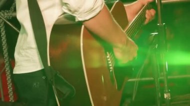 Konserde akustik gitar
