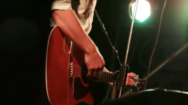 Акустическая гитара на концерте — стоковое видео