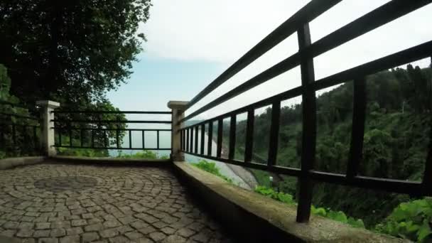 Treppe im Park über dem Meer — Stockvideo