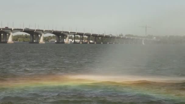 在喷泉中的彩虹 — 图库视频影像