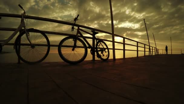 Fietsen op zonsondergang zee — Stockvideo