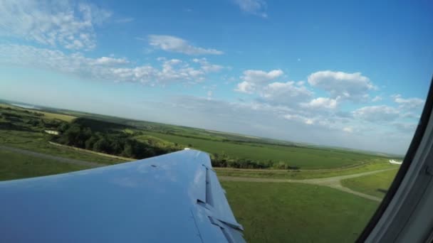 Descolagem. Vista da janela do avião — Vídeo de Stock