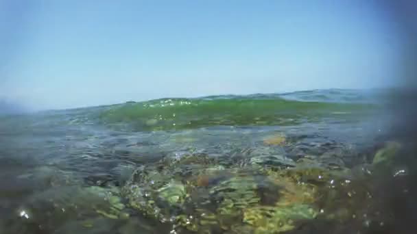 Guijarros y surf — Vídeos de Stock