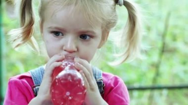 çocuk içecekler şişe