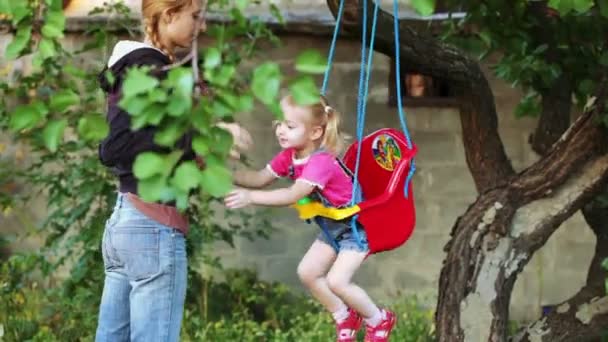 Niño en swing con madre — Vídeos de Stock