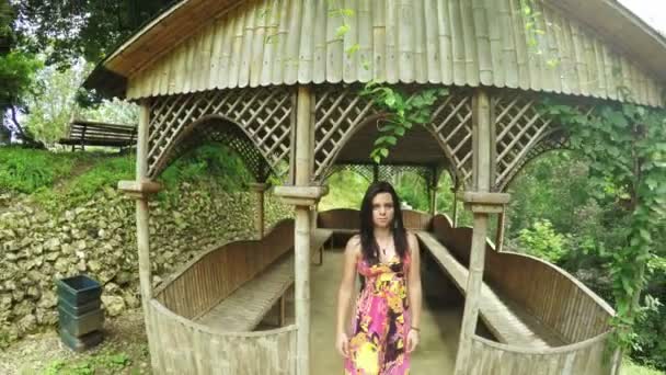Dziewczyna w drewniane altanka — Wideo stockowe