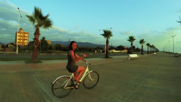 Mädchen auf Fahrrad bei Sonnenuntergang — Stockvideo