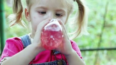 çocuk içecekler şişe