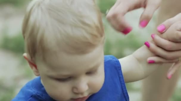 Boy at feet of mothers — Stock Video