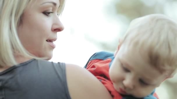 Child on hand his mother — Stock Video