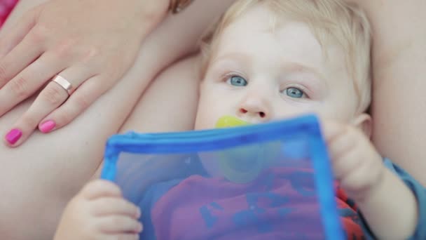 Bebé con maniquí en la naturaleza — Vídeos de Stock
