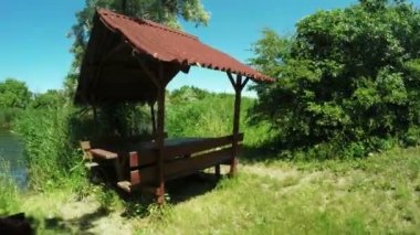 Nehir kıyısında bahçe mobilyaları