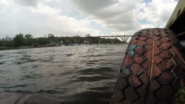 Auto camera steiger aan de rivier — Stockvideo