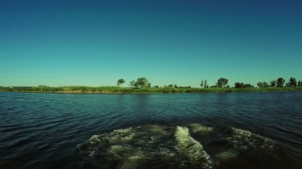 Nehir plaj insanlarla — Stok video
