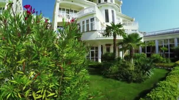 Relaxe Hotel por mar — Vídeo de Stock