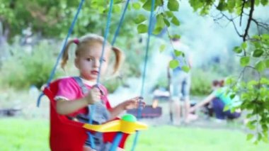 Salıncaktaki çocuk