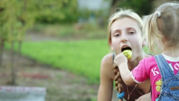 Menina alimentando mãe pimenta — Vídeo de Stock