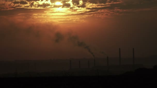 Fumée des tuyaux au coucher du soleil — Video