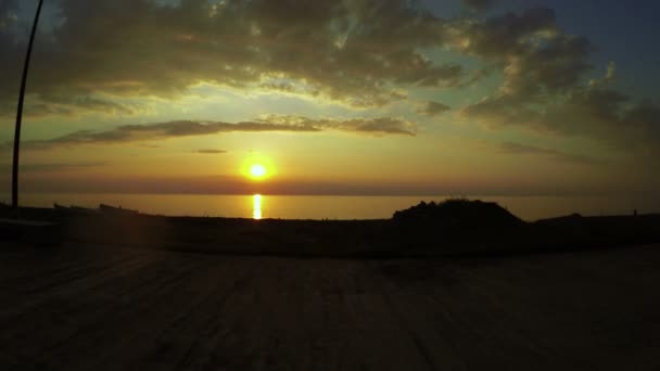 Fille sur vélo au coucher du soleil — Video