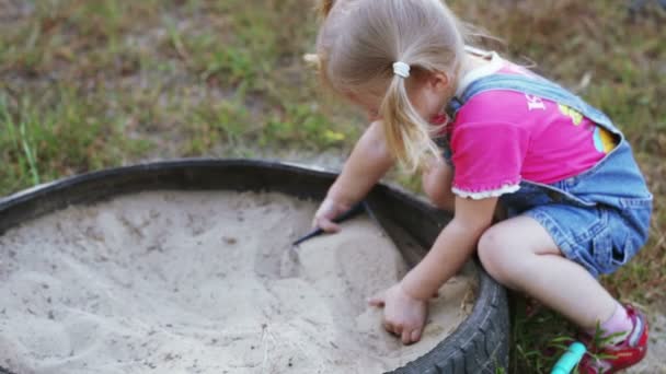 Liten flicka i sandlådan — Stockvideo