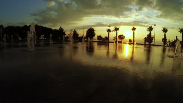 Fontäner och solnedgång Batumi strandpromenad — Stockvideo