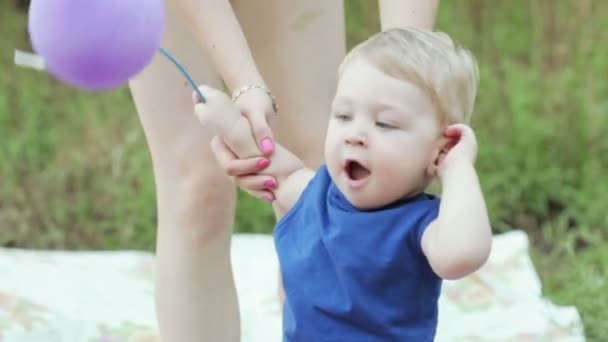 Niño a los pies de las madres — Vídeos de Stock