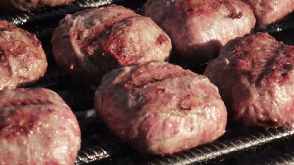 Koken hamburgers op grill — Stockvideo