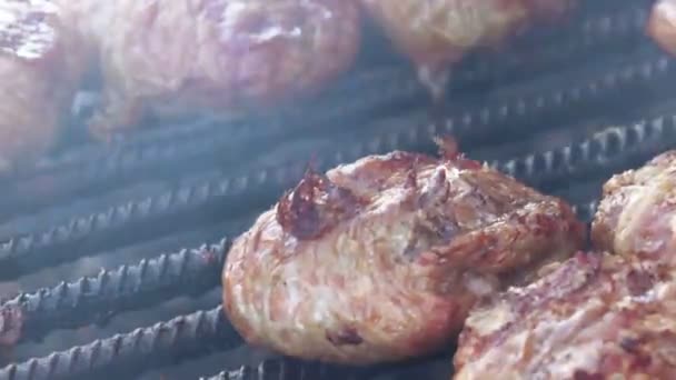 Готовить гамбургеры на гриле — стоковое видео