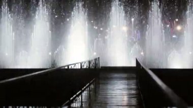 Gece hız Çeşmede dans