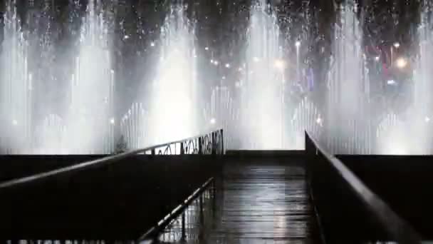 Tanzender Springbrunnen im nächtlichen Tempo — Stockvideo