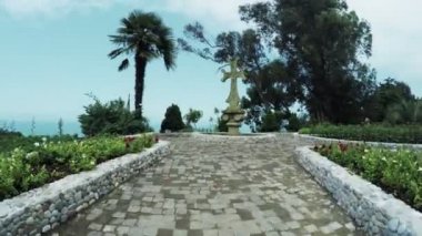 Taş çapraz palmiye ağaçlarıyla çevrili