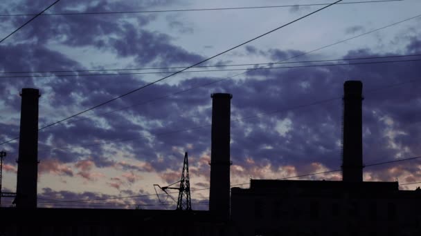 Roken van leidingen bij zonsondergang — Stockvideo