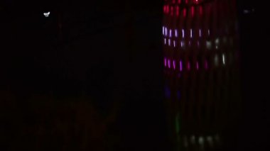 Su içinde gökdelenler yansıma