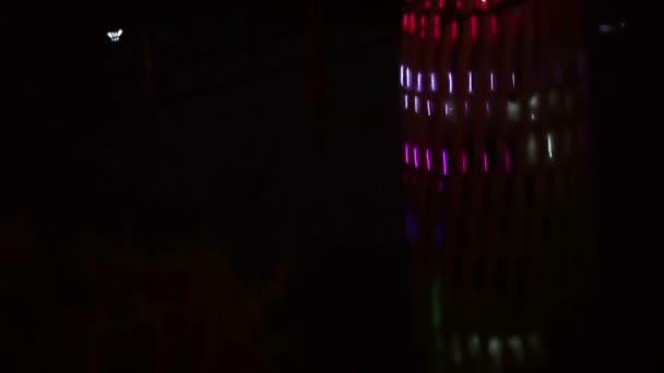 Réflexion gratte-ciel dans l'eau 