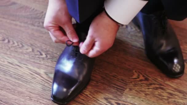 Gros plan chaussures noires habillage — Video