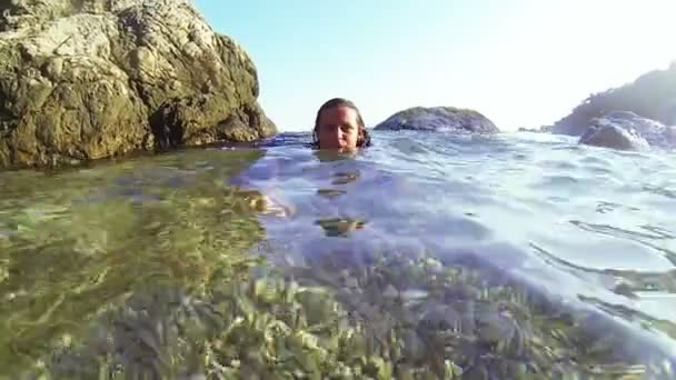 海の女の子 — ストック動画