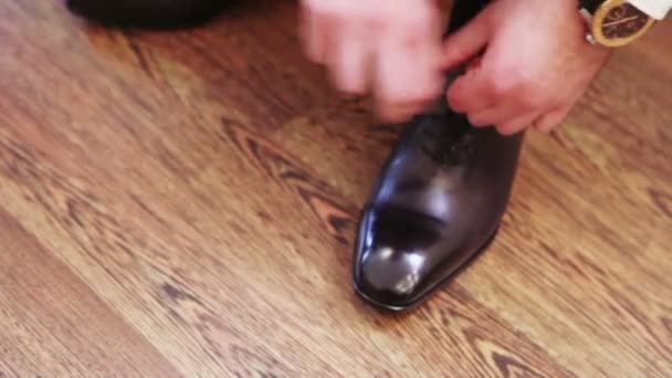 Gros plan chaussures noires habillage — Video