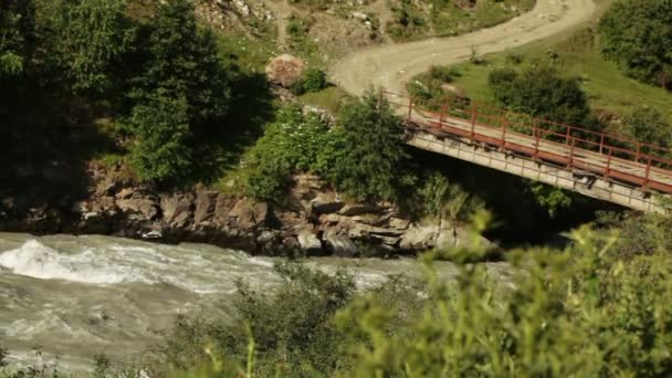山の川に架かる橋します。 — ストック動画