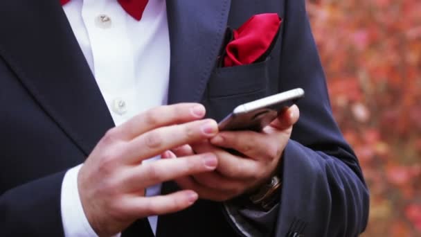 El hombre está bailando con smartphone — Vídeo de stock