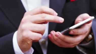 Adam smartphone ile dans ediyor