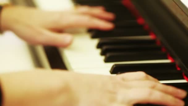 Suonare al pianoforte — Video Stock