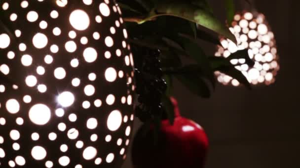 Dekorative Lampe mit Löchern — Stockvideo