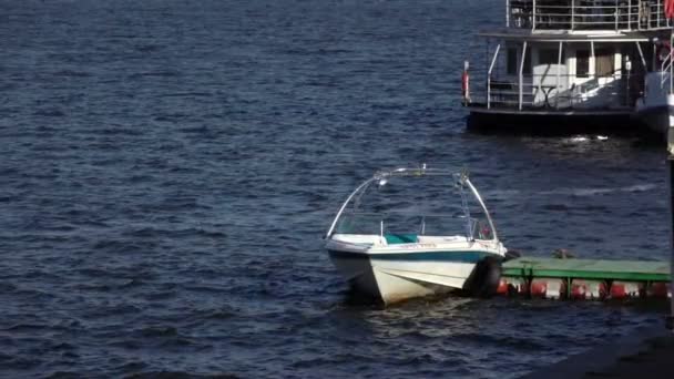 Barco en amarre — Vídeos de Stock