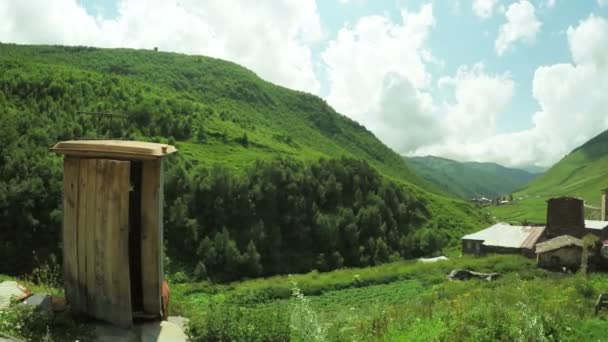 Casa de banho de madeira nas montanhas — Vídeo de Stock