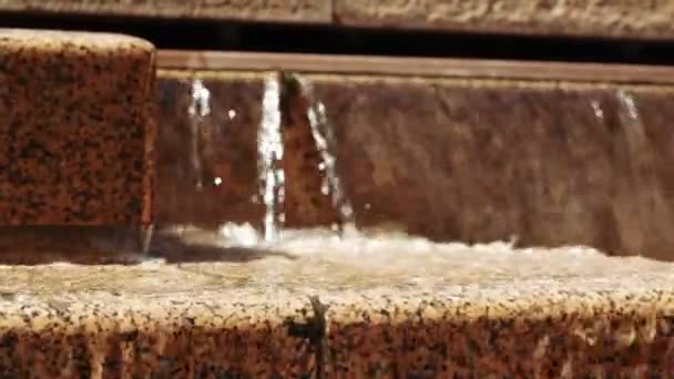 Künstlicher Wasserfall im Park — Stockvideo