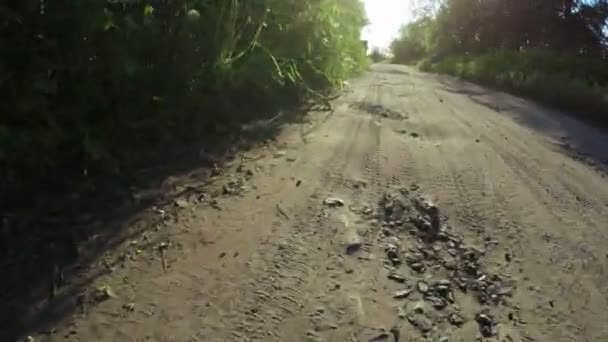 Estrada perto da vedação — Vídeo de Stock