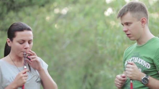 Couple fumeur narguilé dans la nature — Video