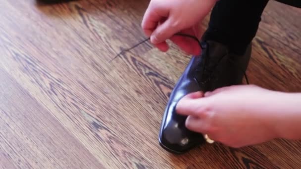 Close-up zwarte schoenen dressing — Stockvideo